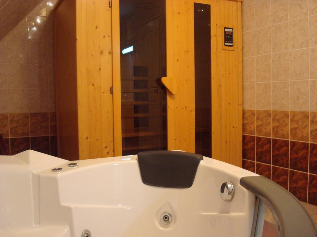 Hotel Arany Trofea Eger Esterno foto